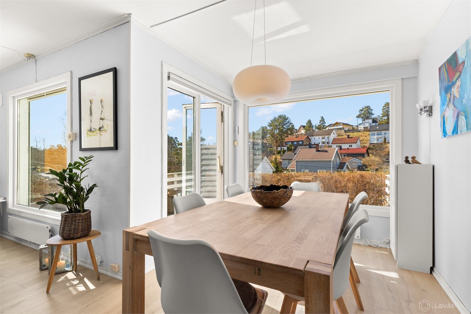 Fra spisestuen er det direkte utgang til den vestvendte terrassen.