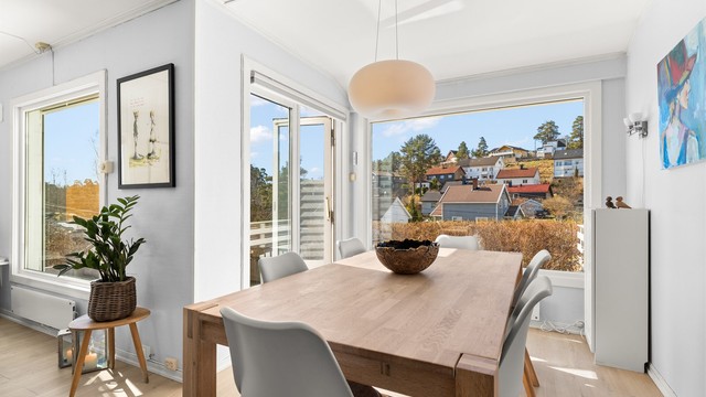 Fra spisestuen er det direkte utgang til den vestvendte terrassen.