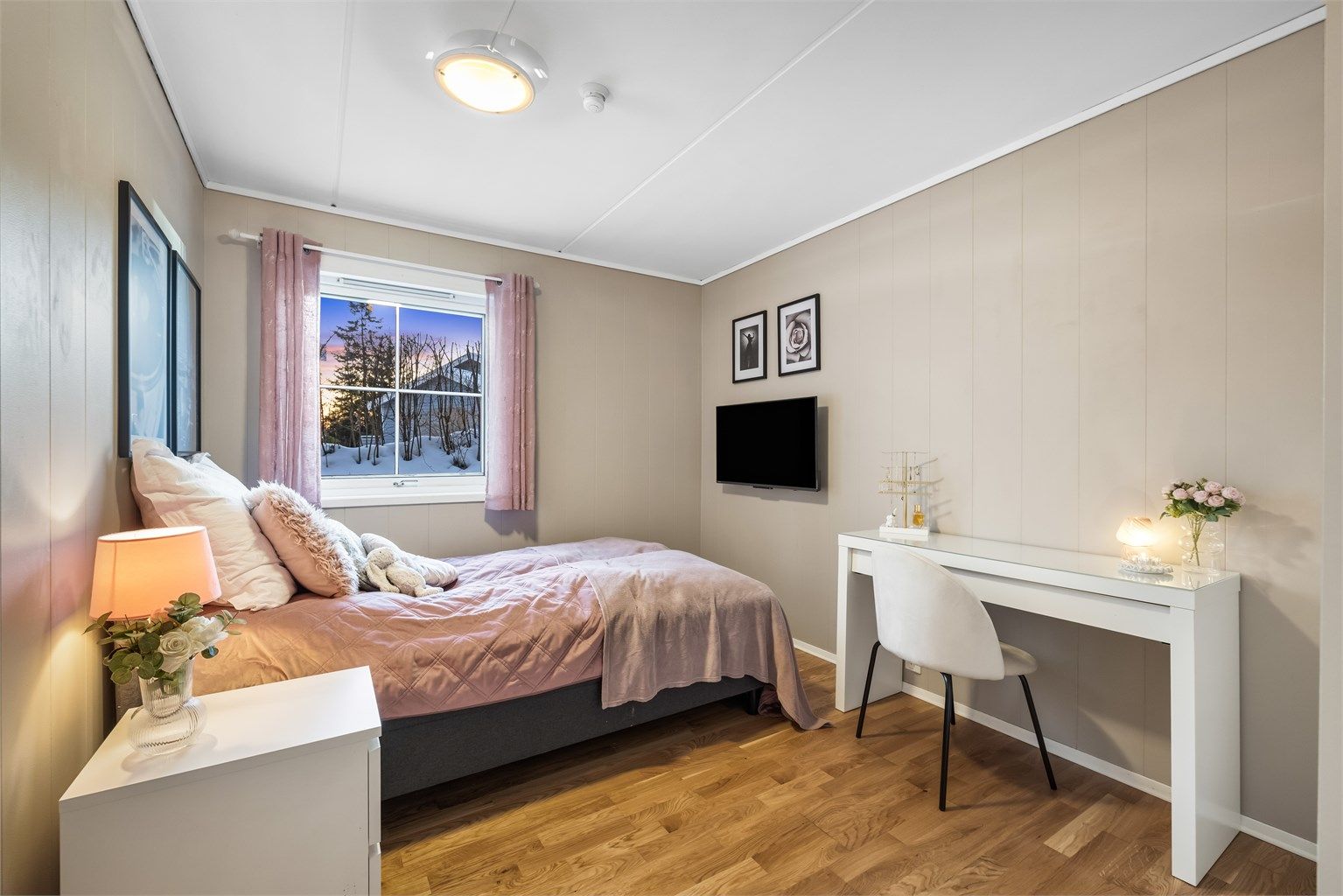 Leiligheten har et soverom av god størrelse med plass til dobbeltseng.