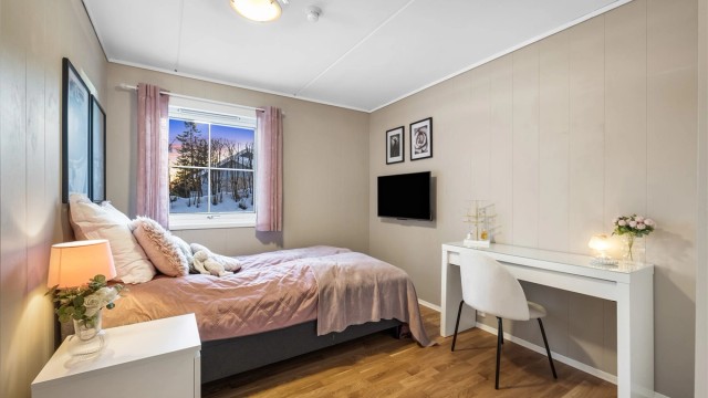 Leiligheten har et soverom av god størrelse med plass til dobbeltseng.