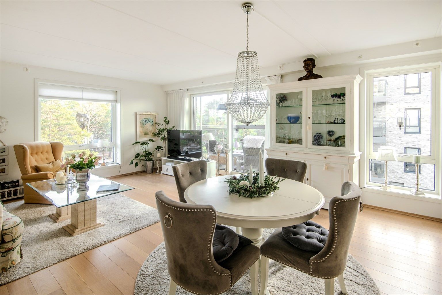 Leiligheten er lys og pen med store vindusflater som gir rikelig med naturlig lysinnslipp. 