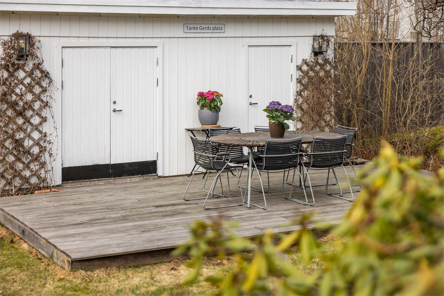 I hagen finnes også en dobbel bod på 17 m² med rikelig lagringsplass, samt en egen markterrasse.