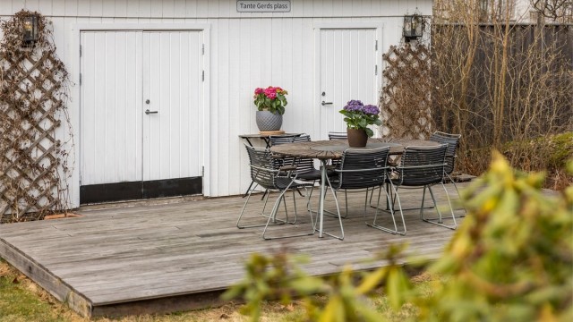 I hagen finnes også en dobbel bod på 17 m² med rikelig lagringsplass, samt en egen markterrasse.
