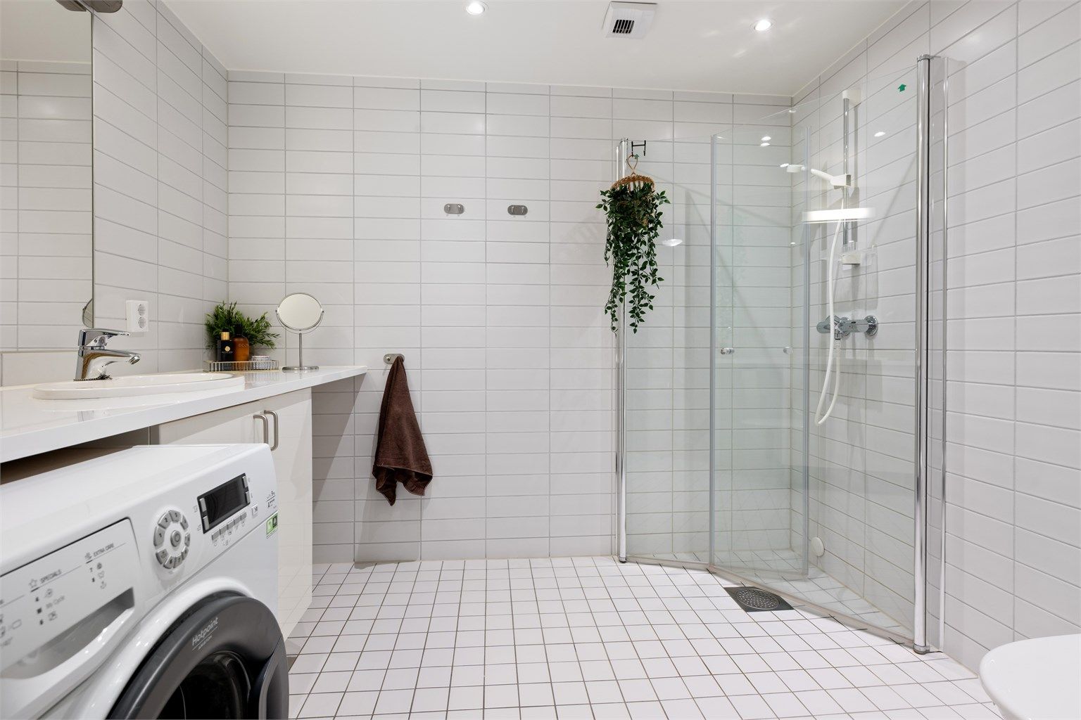 Badet har flislagt gulv med gulvvarme og flislagte vegger. Himlingsflate utført i malt glatt flate med downlights