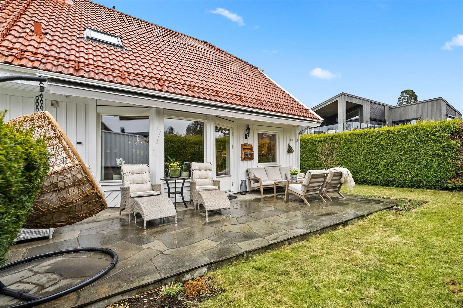 Terrassen gir rikelig med plass for flere sittegrupper og solsenger.