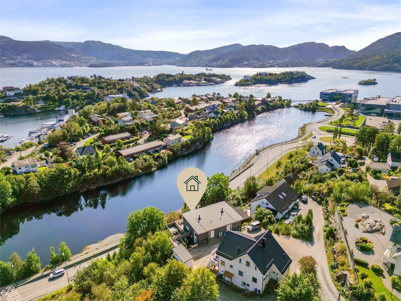 Særdeles sentral beliggenhet med nydelig utsikt mot byfjorden og Bergen by. Boligen ligger tilnærmet i enden av blindvei.