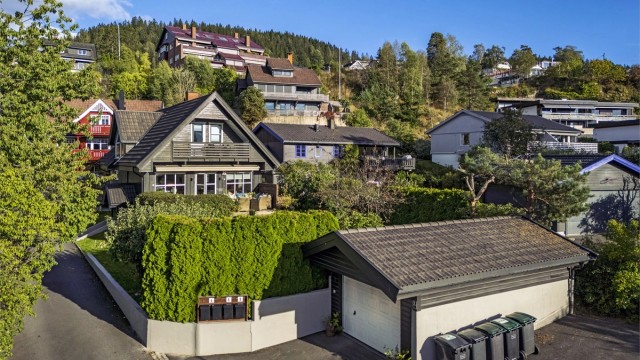 Velkommen til Langsetveien 8, en svært innholdsrik enebolig med 2 garasjer og mye mer. Nydelig beliggenhet!