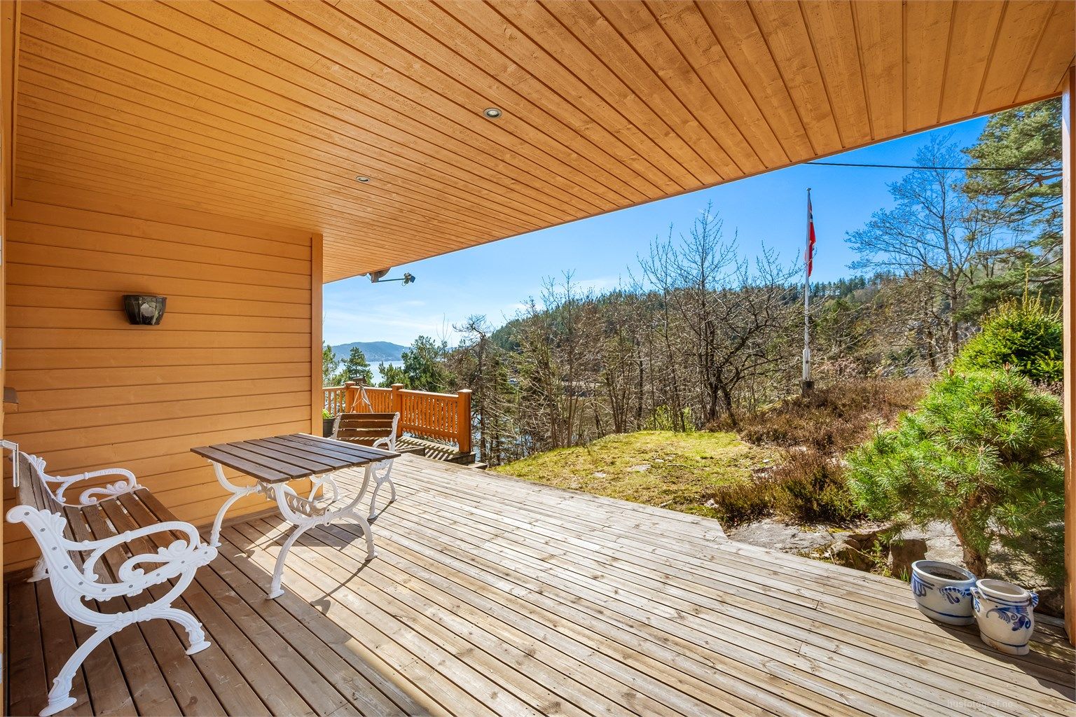 Videre er det utvendig trapp ned til terreng.