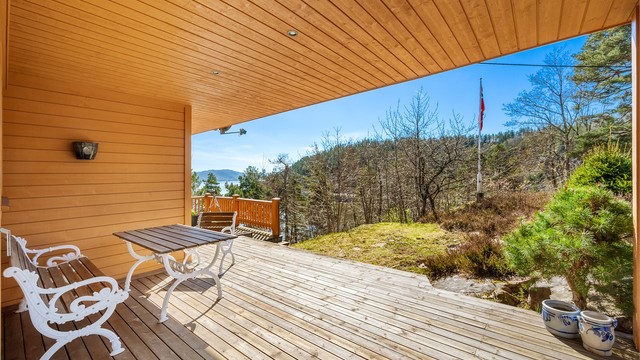 Videre er det utvendig trapp ned til terreng.