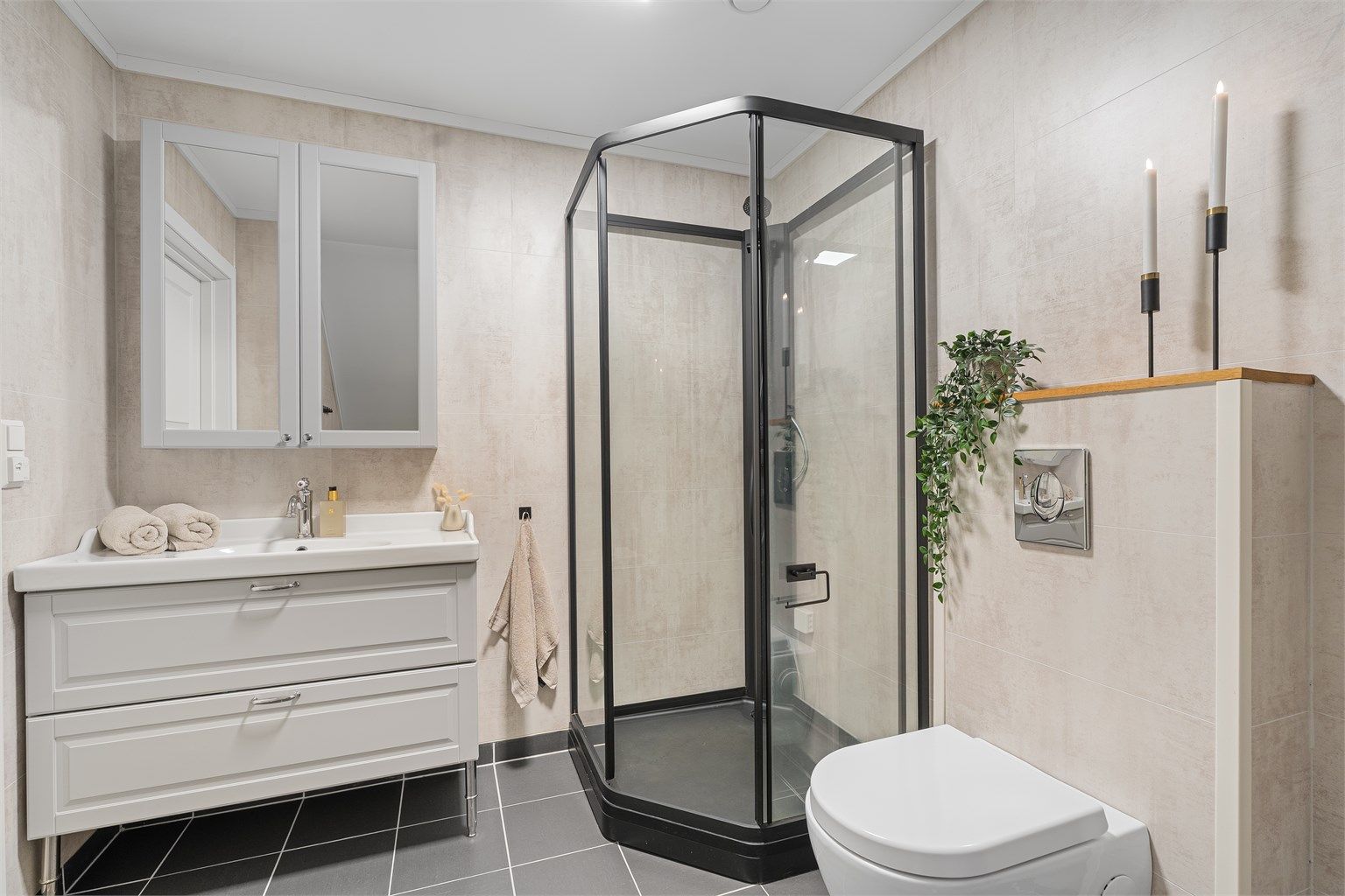 Badet er innredet med baderomsinnredning fra IKEA