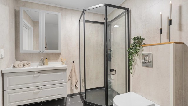 Badet er innredet med baderomsinnredning fra IKEA