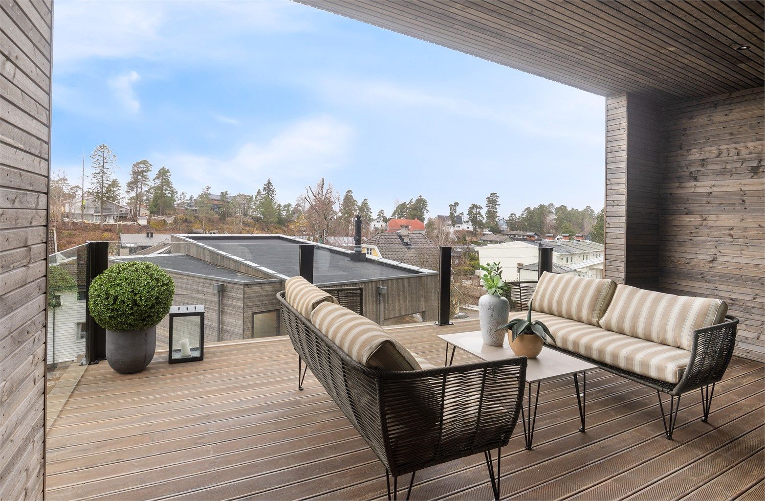 Den store balkongen i toppetasjen har god plass til en romslig sittegruppe.