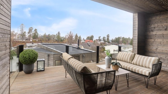 Den store balkongen i toppetasjen har god plass til en romslig sittegruppe.