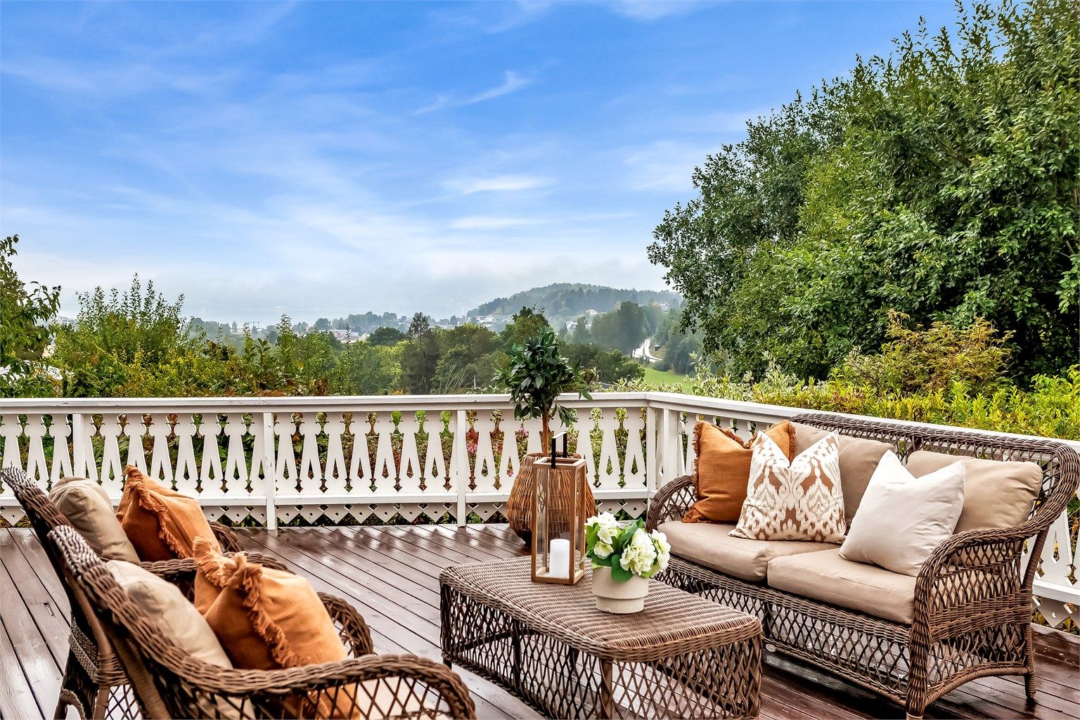 Utearealene gir flere solrike oppholdsplasser, og boligen har både vedovn og peis som skaper en lun atmosfære