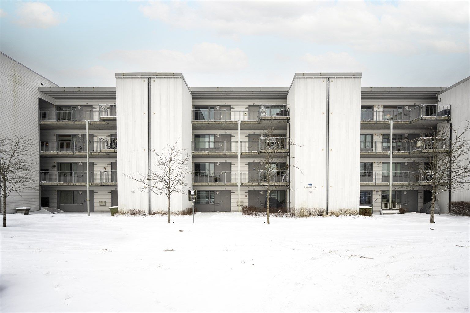 Fasaden sett fra inngangssiden og mot nord.