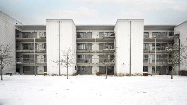 Fasaden sett fra inngangssiden og mot nord.