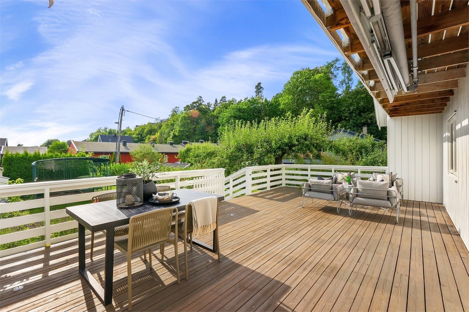 Boligen er betydelig oppgradert, med nytt kjøkken fra 2023 og en stor, sørvestvendt terrasse.
Foto: [Fotograf eller fotofirma]