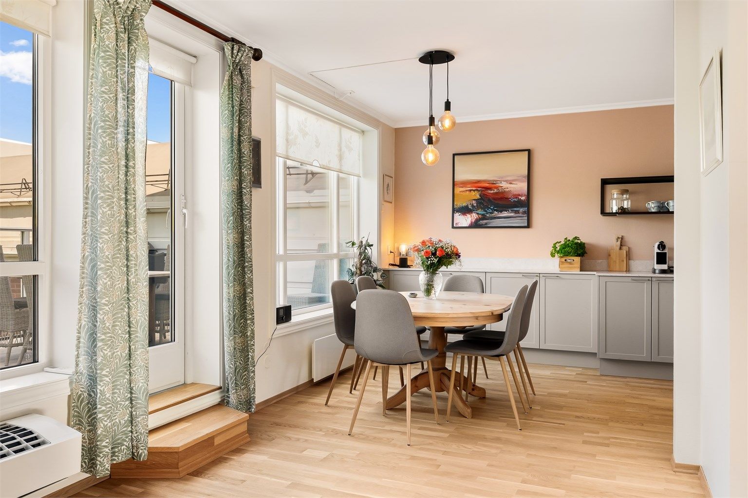 Kjøkkenet har en egen spiseplass, perfekt for frokosten.