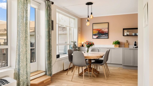 Kjøkkenet har en egen spiseplass, perfekt for frokosten.
