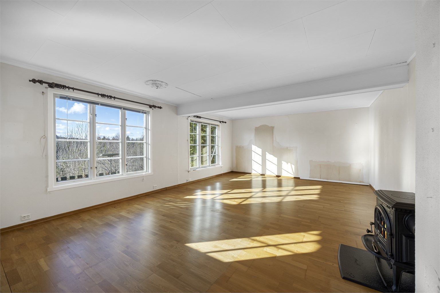 Store vindusflater gir godt med naturlig lys inn i stuen.