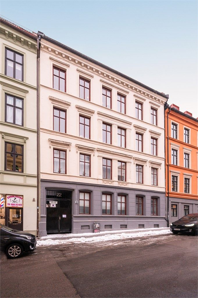 Leiligheten ligger tilbaketrukket i en rolig gate uten gjennomkjøring.