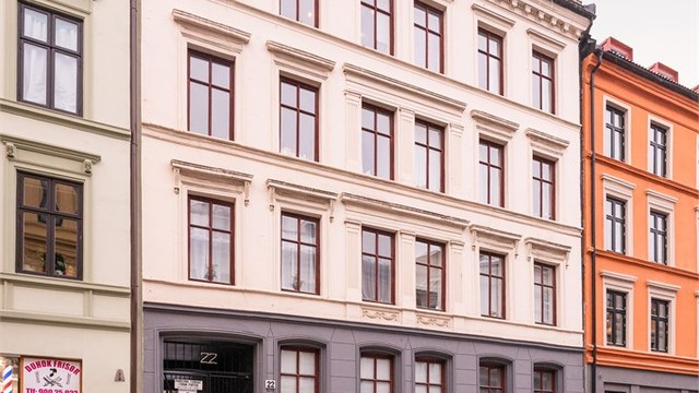 Leiligheten ligger tilbaketrukket i en rolig gate uten gjennomkjøring.