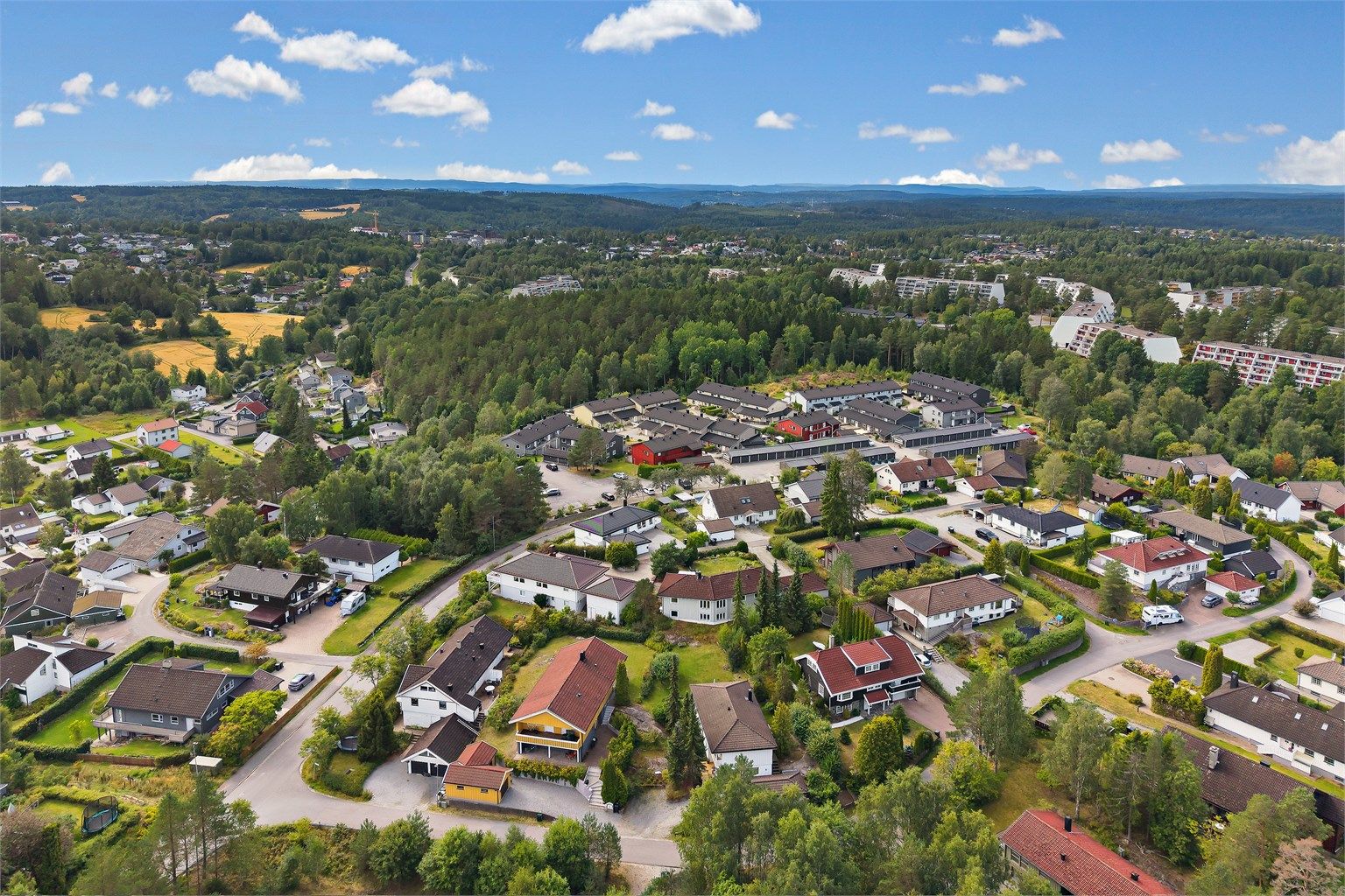 Barnevennlig beliggenhet med kort og trygg gangavstand til Vevelstadåsen skole og barnehage.