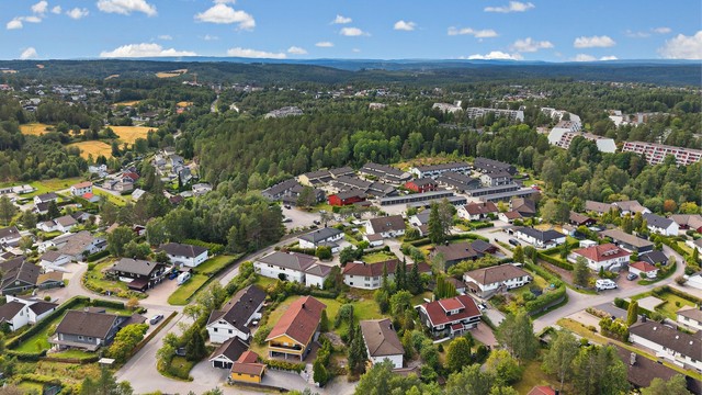 Barnevennlig beliggenhet med kort og trygg gangavstand til Vevelstadåsen skole og barnehage.