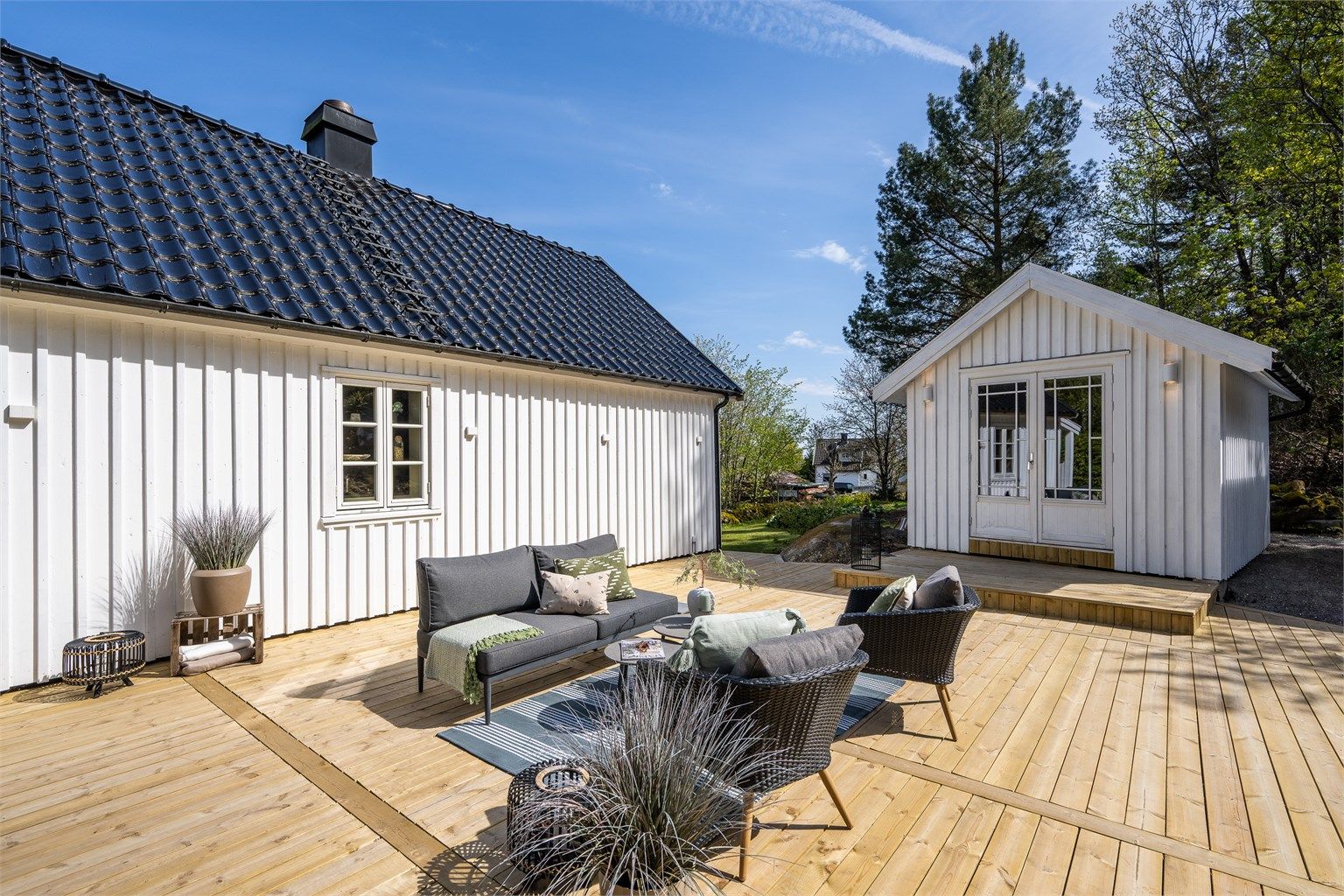 Ved inngangspartiet har du en stor, ny markterrasse på ca. 58 m² som nærmest fungerer som en ekstra stue i sommerhalvåret.