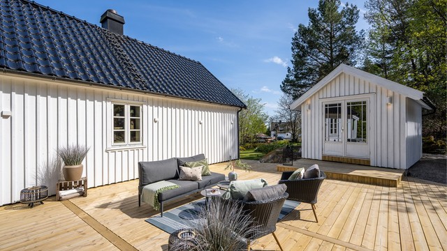 Ved inngangspartiet har du en stor, ny markterrasse på ca. 58 m² som nærmest fungerer som en ekstra stue i sommerhalvåret.