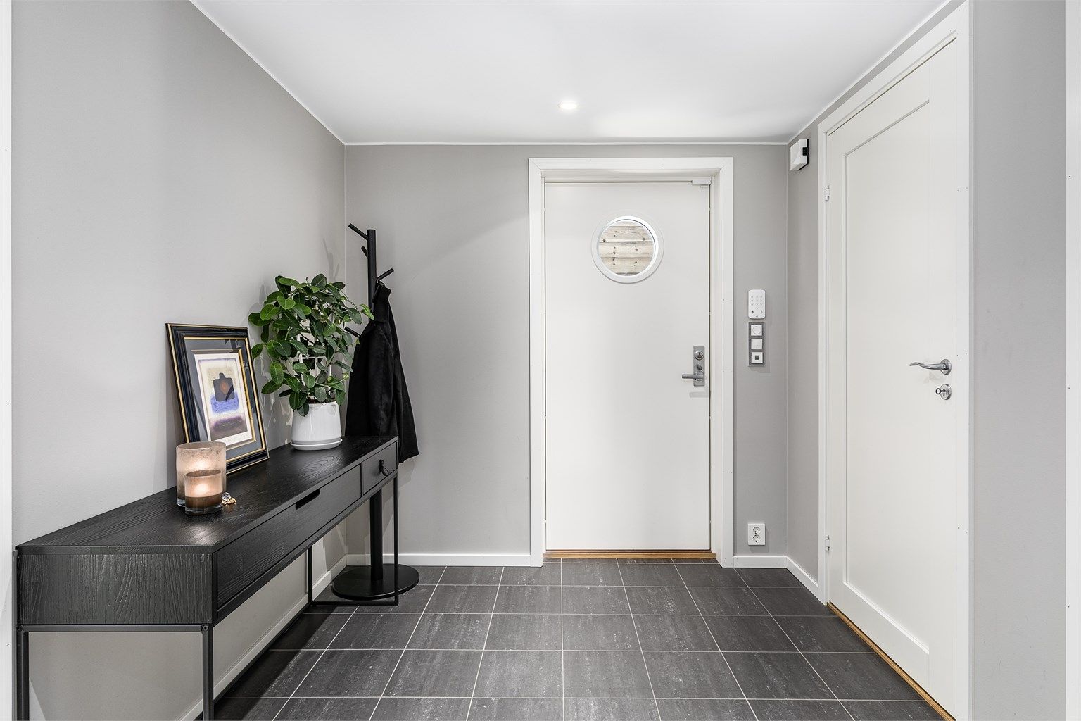 I den romslige entreen er det mulighet for skap eller skyvedørsgarderobe. I gulvet er det varme.