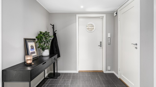I den romslige entreen er det mulighet for skap eller skyvedørsgarderobe. I gulvet er det varme.