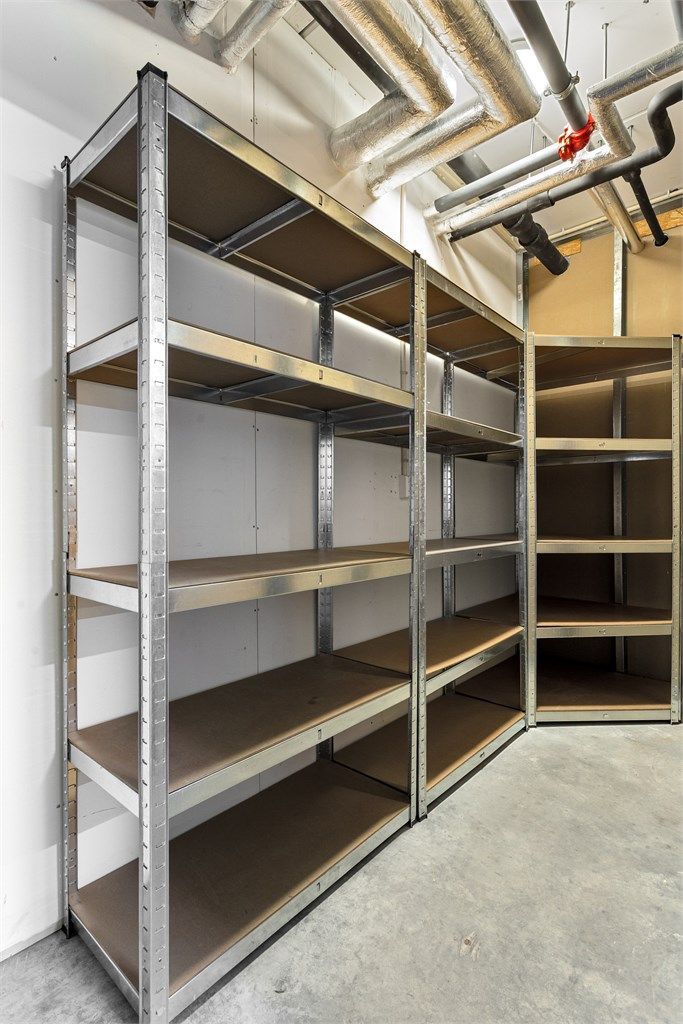 I tillegg til den innvendige boden, disponerer leiligheten en sportsbod på 5 m² i kjelleren (bak garasjeplassen).