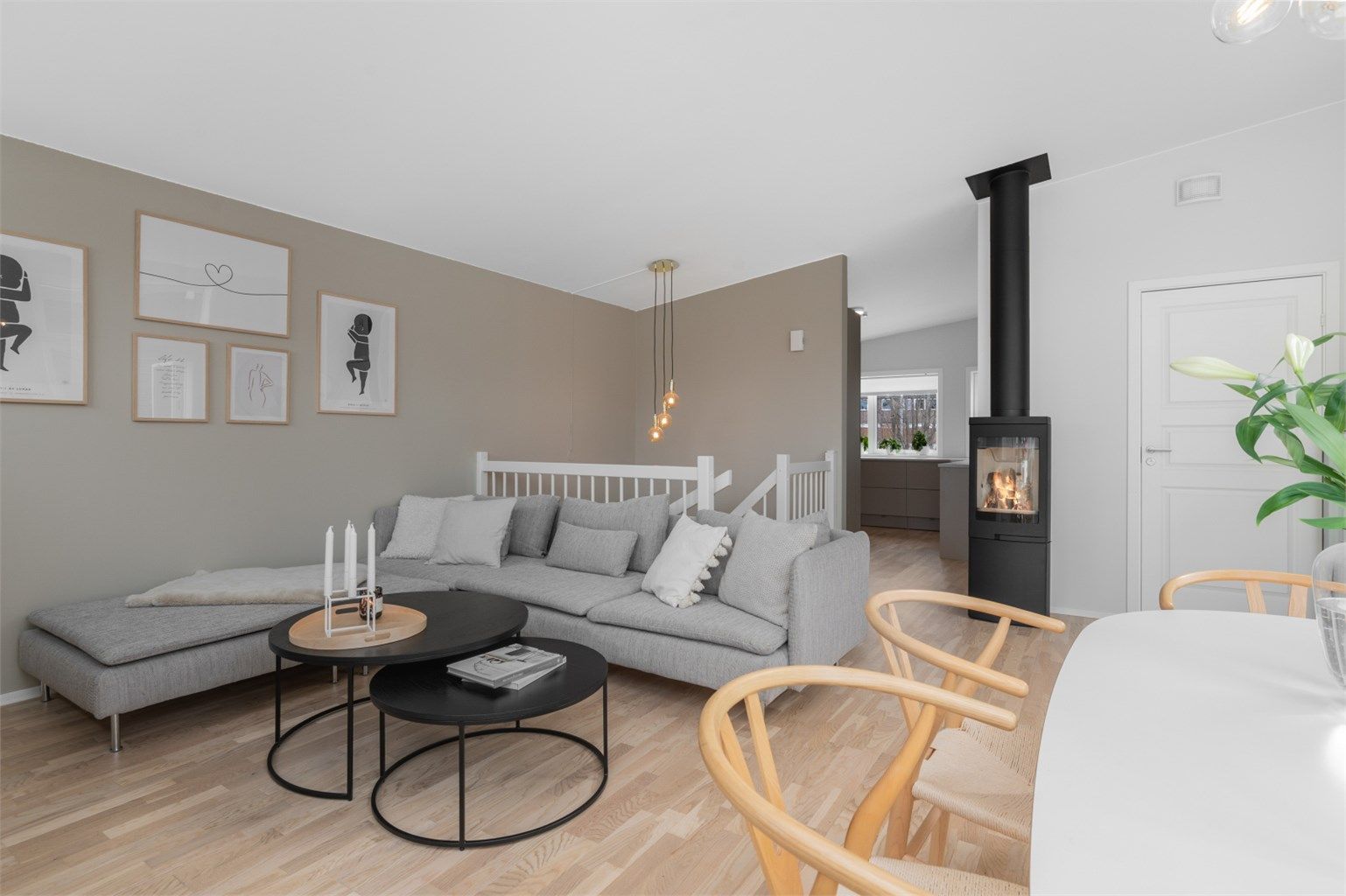 Stuen har etablert vedovn som gir lun og god varme på kjølige kvelder. 