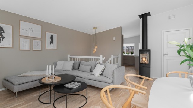 Stuen har etablert vedovn som gir lun og god varme på kjølige kvelder.