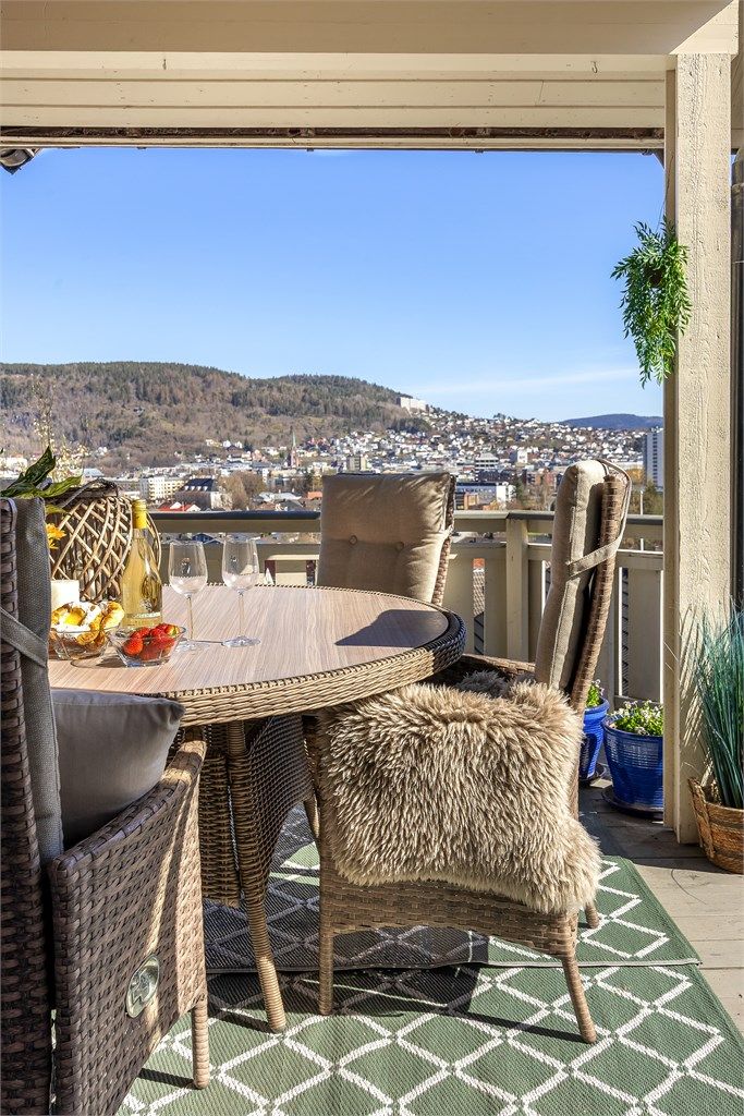 Verandaen er bygget i trekonstruksjoner med rekkverk av tre og er delvis overbygget.