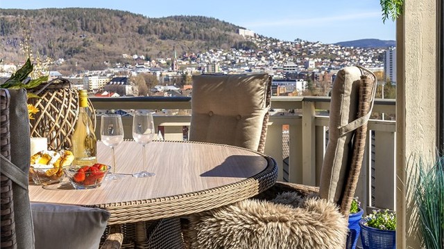 Verandaen er bygget i trekonstruksjoner med rekkverk av tre og er delvis overbygget.