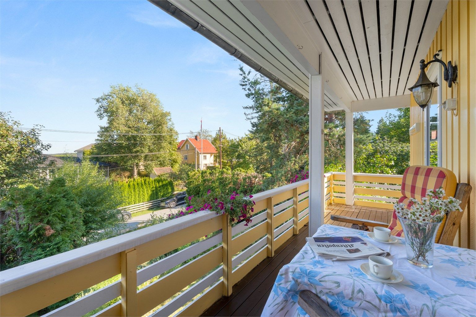 Balkong er orienter mot øst, her kan frokost og morgenkaffen nytes.