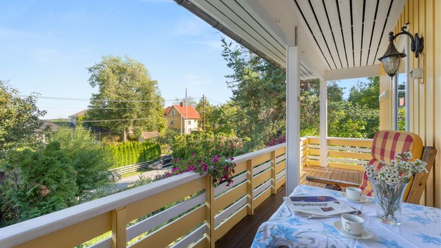 Balkong er orienter mot øst, her kan frokost og morgenkaffen nytes.