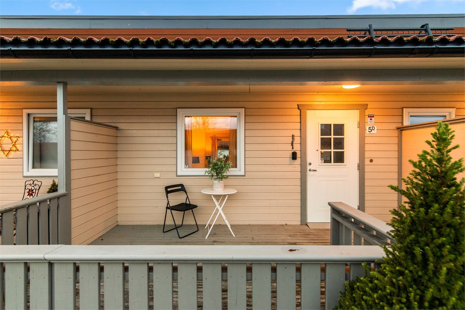 Terrasse ved inngangspartiet