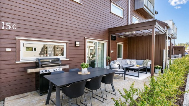 På terrassen kan du sommerstid få med deg solen allerede fra rundt kl. 15 og helt til rundt kl. 20. Fotograf; Børge Oppegård.