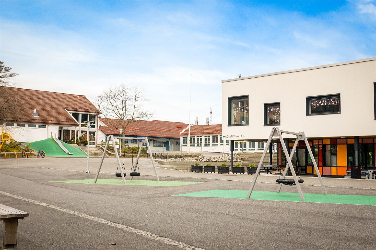 Det er gangavstand til både Kanutten barnehage og Alvøen skole.