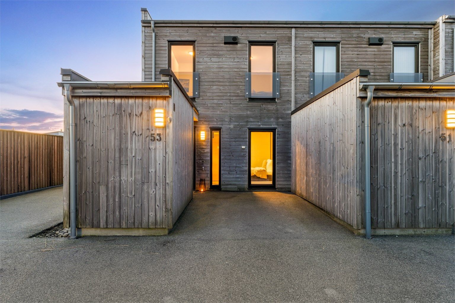 Velkommen til Storrvegen 53, presenteres av Dardan Shabi v/Eiendomsmegler Krogsveen. Fotograf: Martin Nordbø