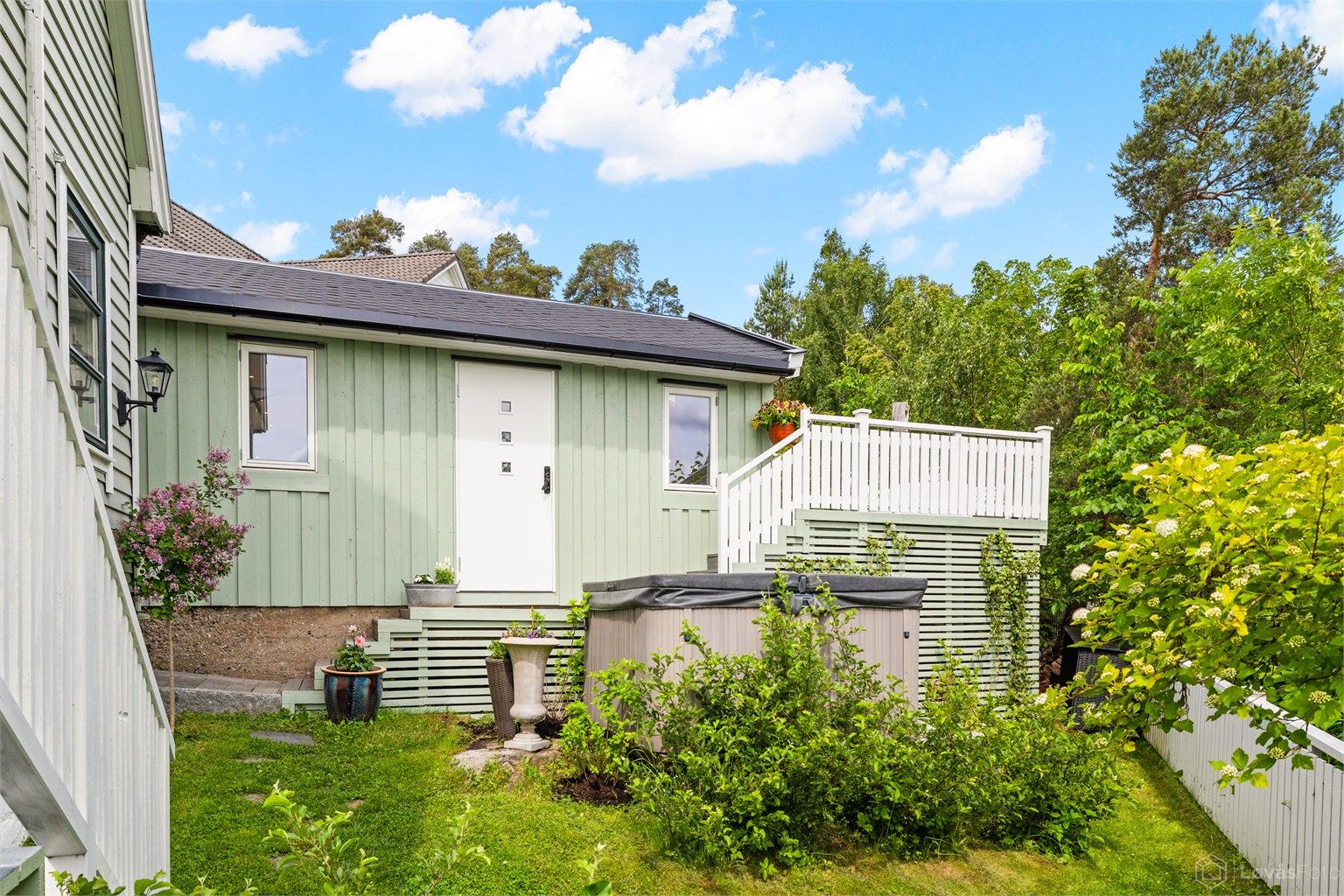 Uteområde ved siden av boligen.