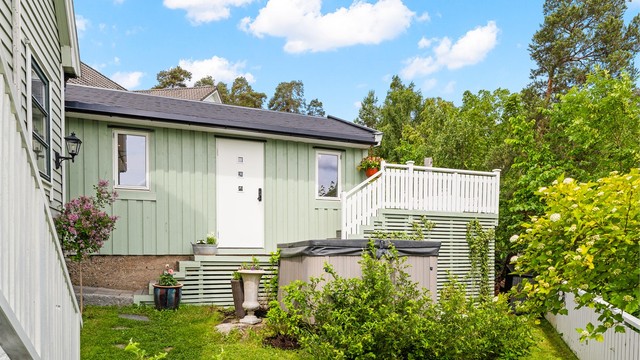 Uteområde ved siden av boligen.