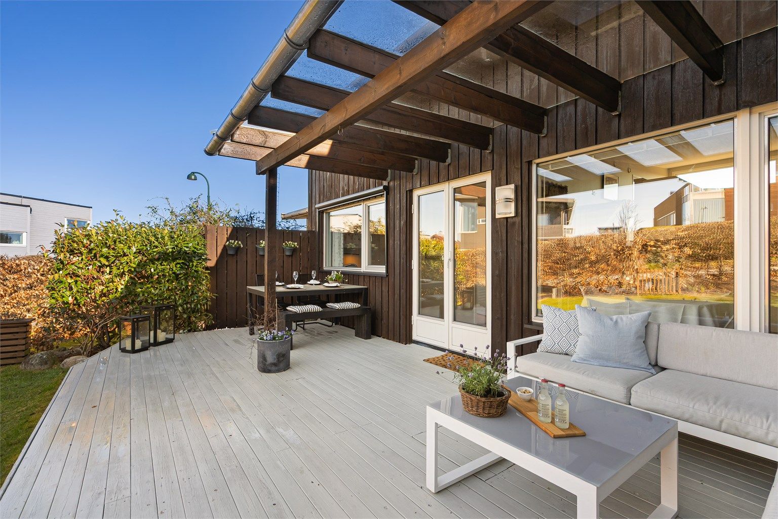 Solrik og skjermet hage i tilknytning til kjøkkenet, perfekt for måltider ute.