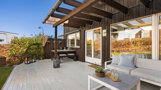 Solrik og skjermet hage i tilknytning til kjøkkenet, perfekt for måltider ute.