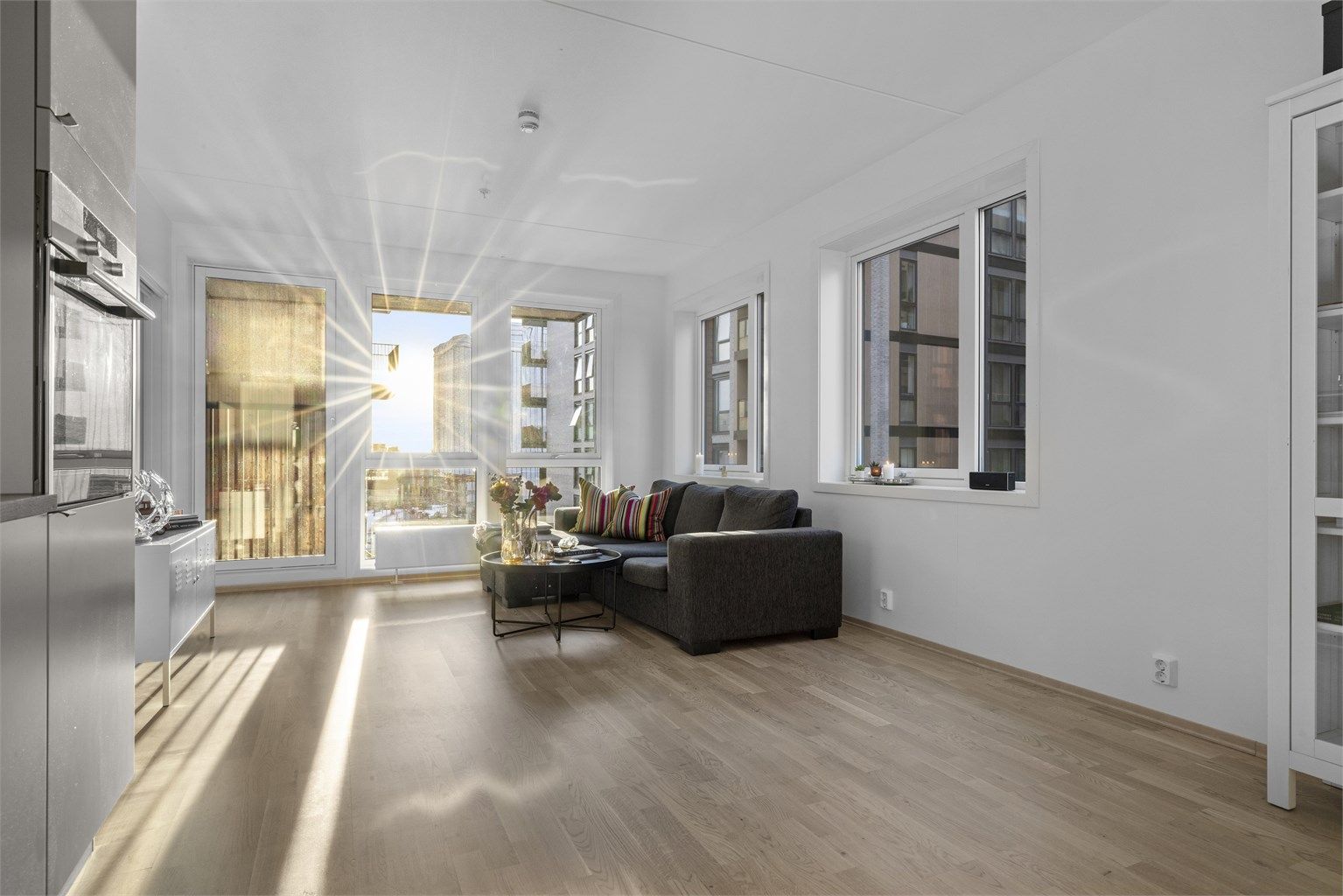 Romslig stue med fransk balkong