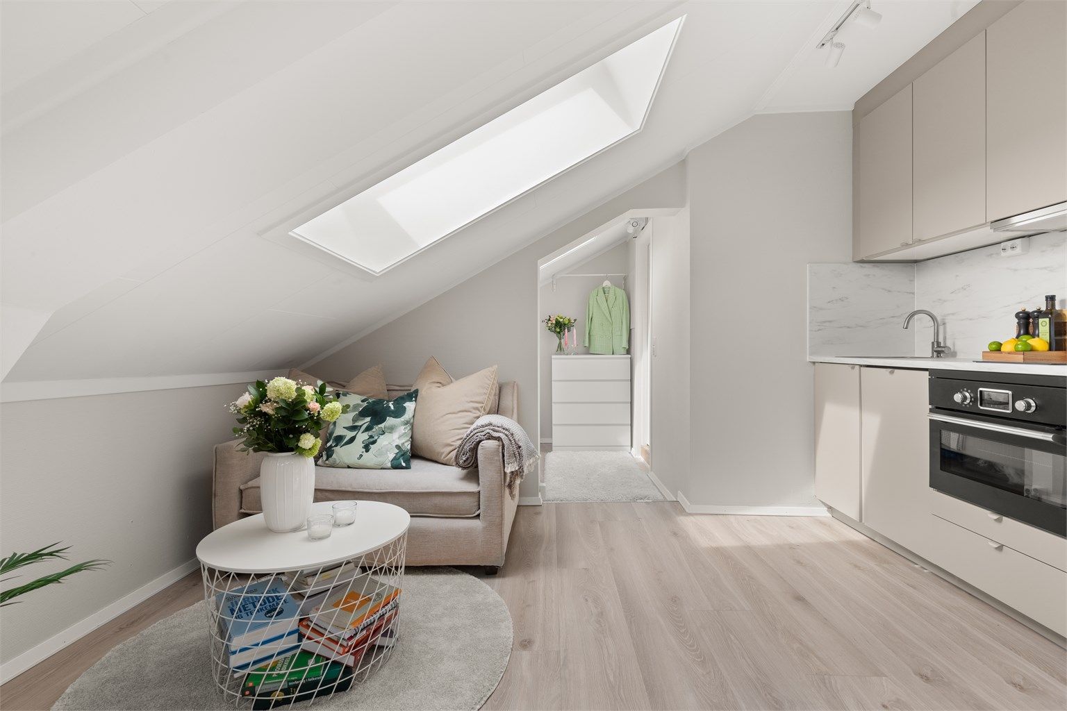 Leiligheten ligger i 5. etasje og har den velkjente loftsleilighetsfølelsen!