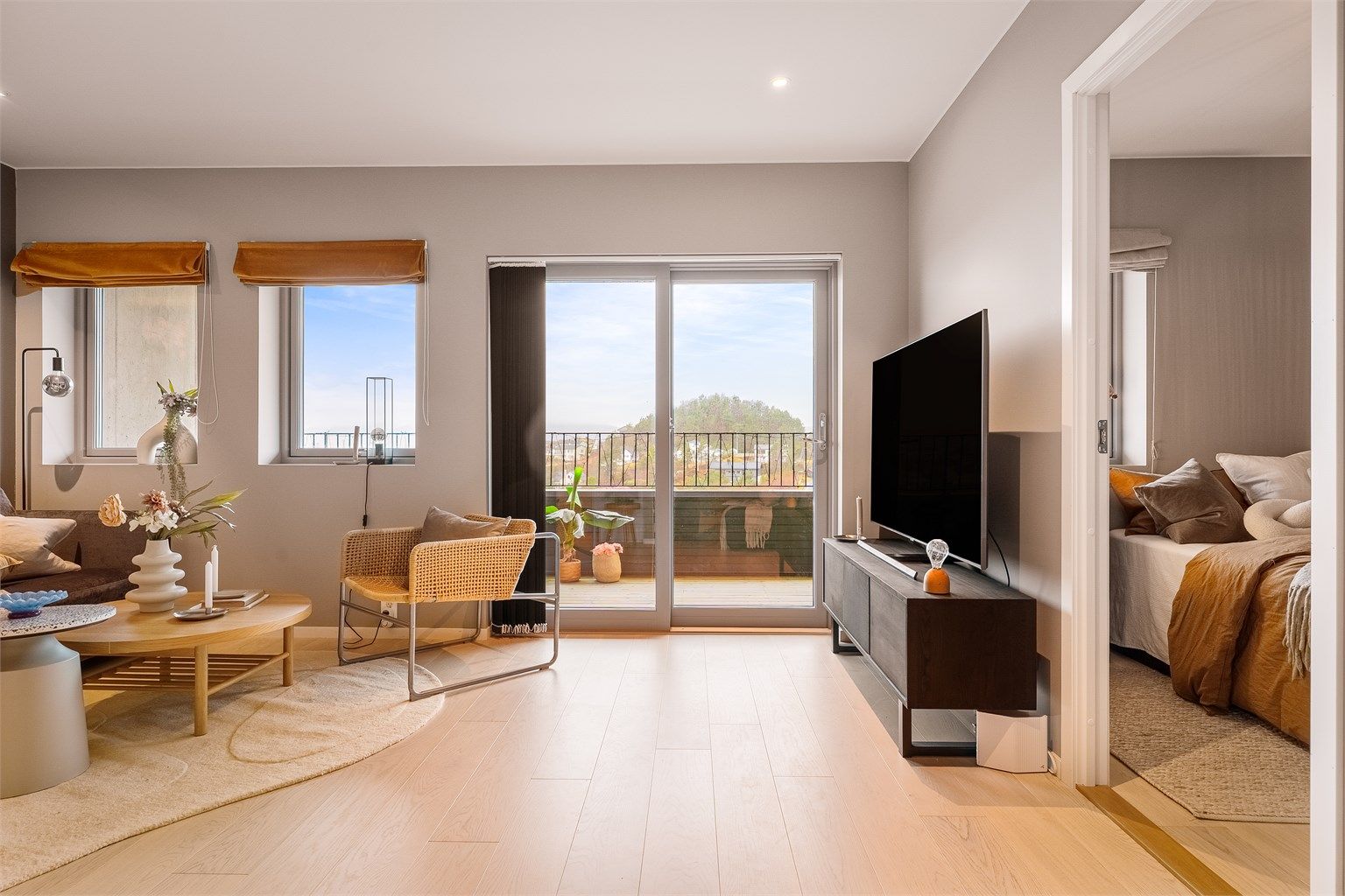 - Det er gangavstand til bussholdeplass like nedenfor leiligheten, butikk, skole og barnehage -